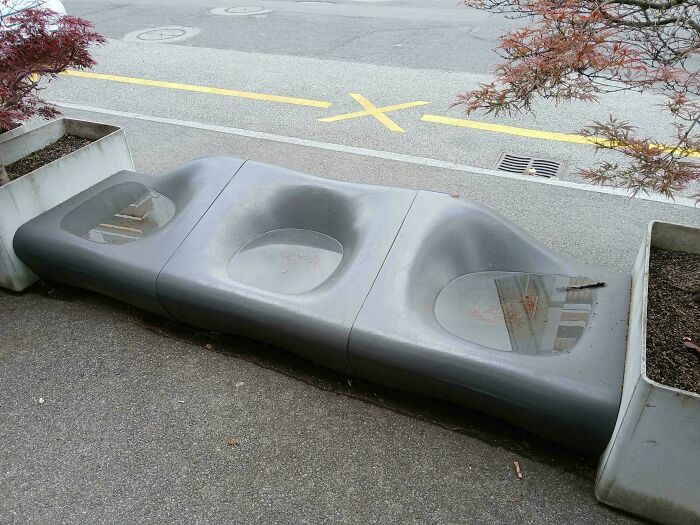Banco con acumulación de agua en huecos, problema de diseño urbano