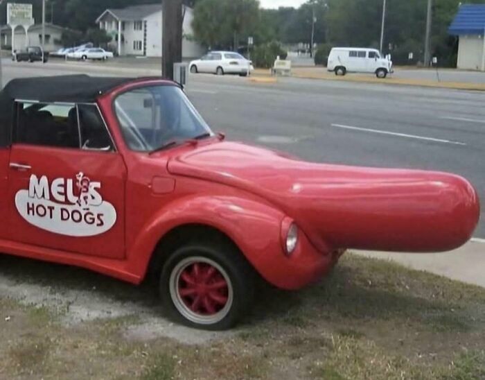 Diseño fallido de coche modificado como un perro caliente gigante