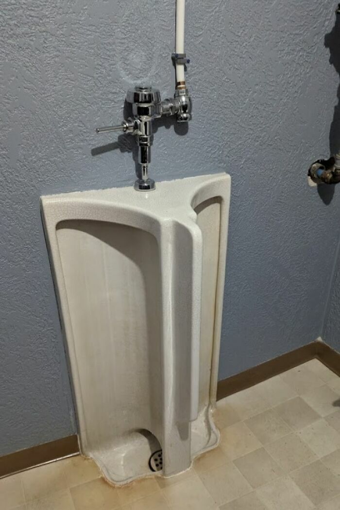 Diseño de urinario con separación incómoda y poco funcional