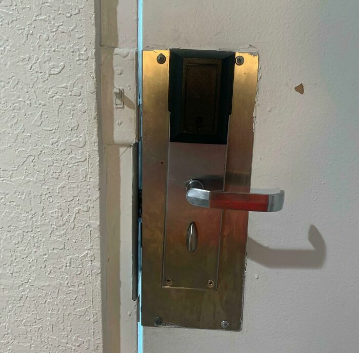 Puerta con diseño que permite paso de luz por mal cierre