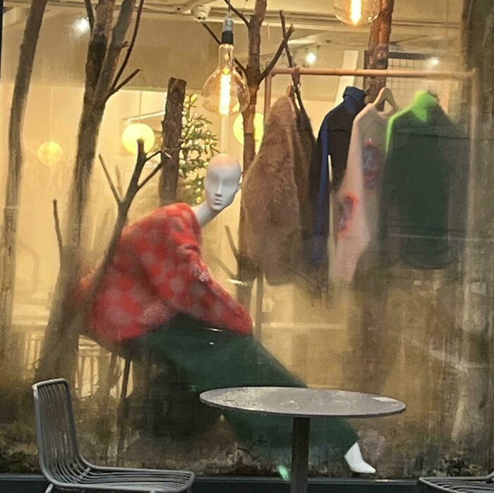Maniquí en vitrina confundido con un árbol, error en diseño visual