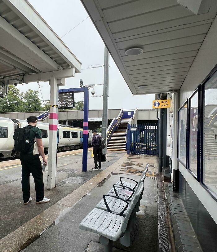 Estación de tren con banco colocado donde bloquea paso peatonal en fallos de diseño terribles