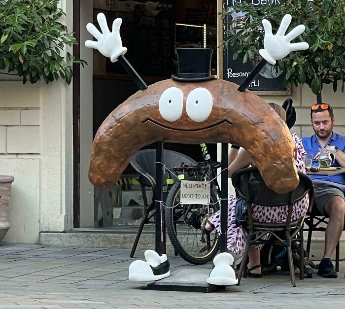 Escultura de pan divertido con manos y sombrero en fallos de diseño originales y entretenidos