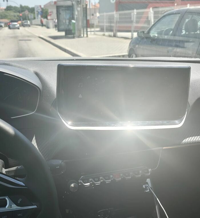 Pantalla de auto con reflejo de luz que dificulta visibilidad en fallos de diseño terribles