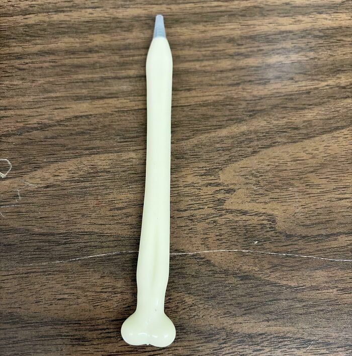 Bolígrafo con diseño que parece un hueso, fallo divertido de diseño