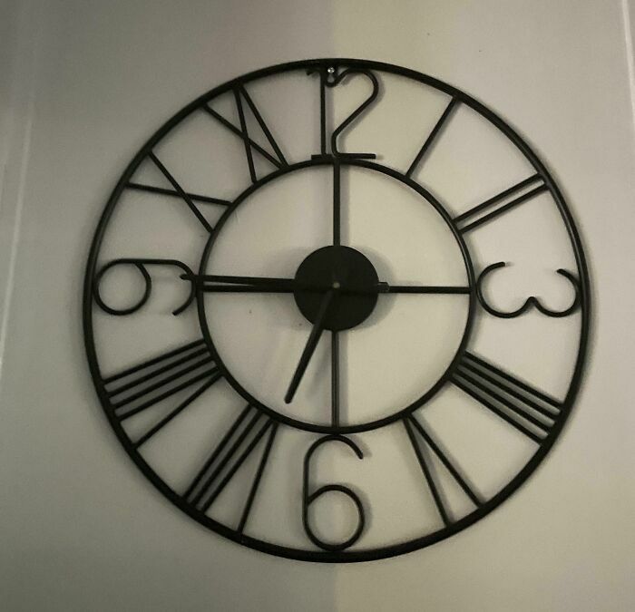 Reloj con números romanos y arábigos mezclados, error de diseño