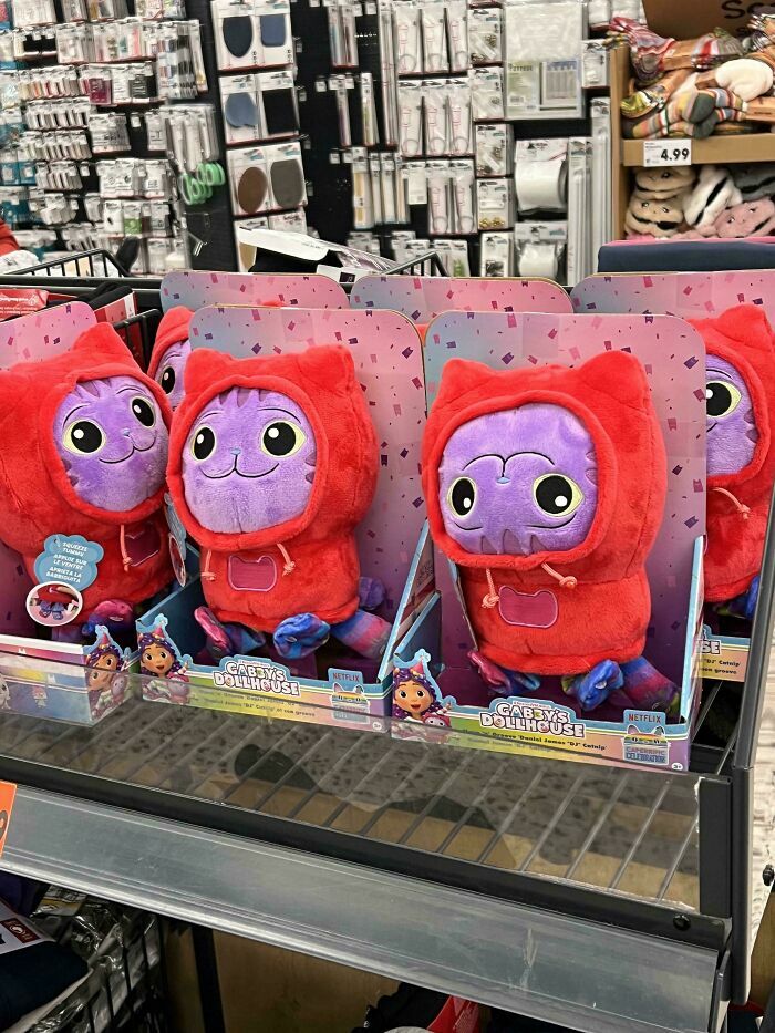 Muñecos de peluche con capucha roja en exhibidor de tienda