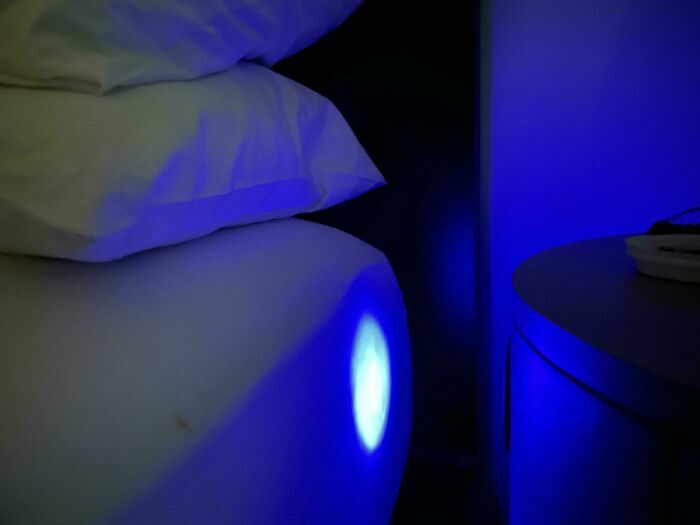 Fallos de diseño con luz azul en cama que molesta en habitación oscura