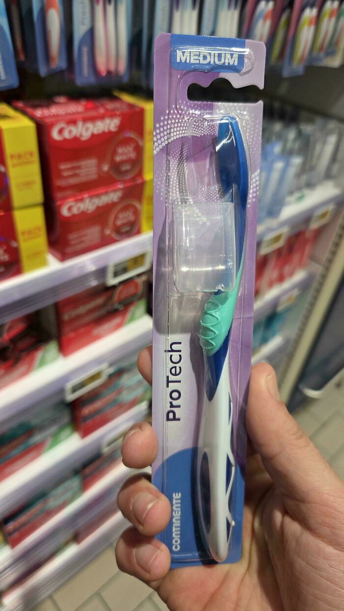 Cepillo dental ProTech con diseño de empaque poco funcional