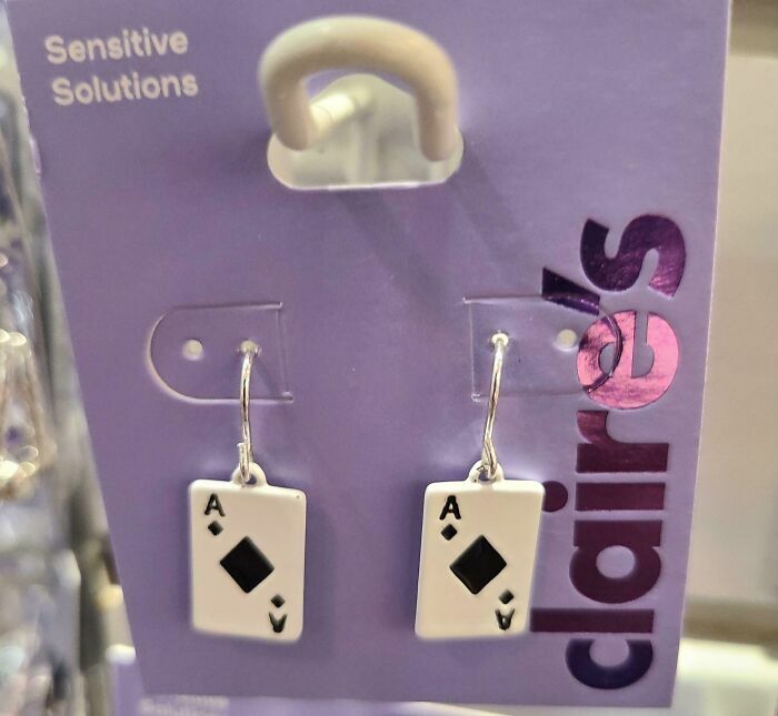 Pendientes con diseño de cartas de póker con fallo tipográfico