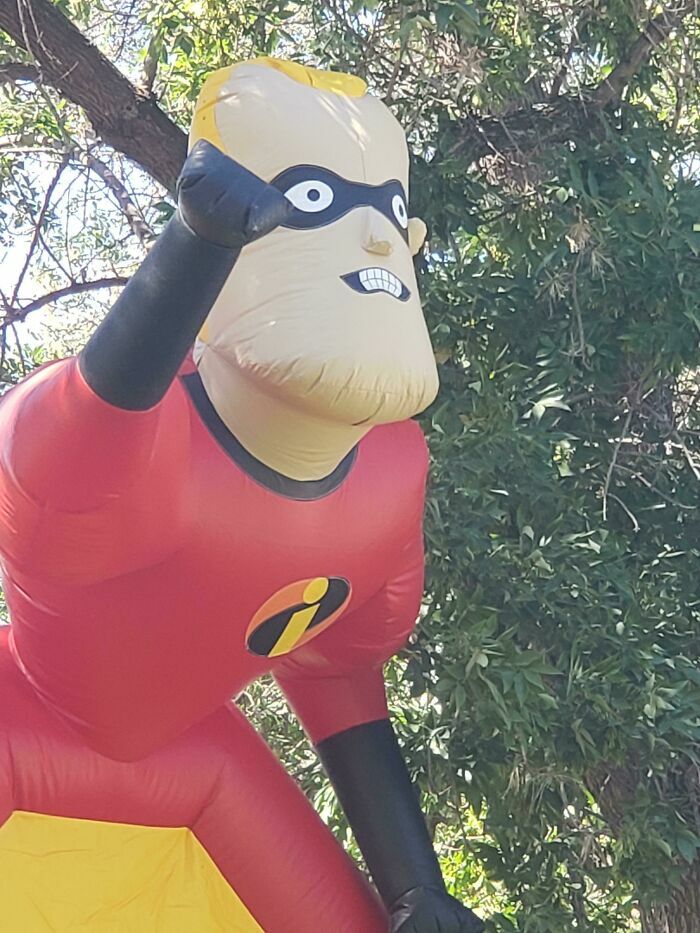 Figurita inflable de personaje con diseño y proporciones erróneas