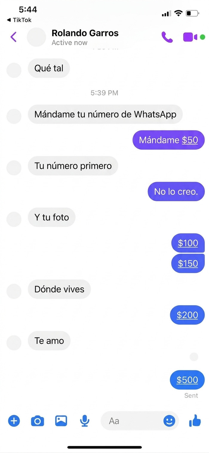Chat con mensajes de texto ridículos solicitando número de WhatsApp con respuestas irónicas