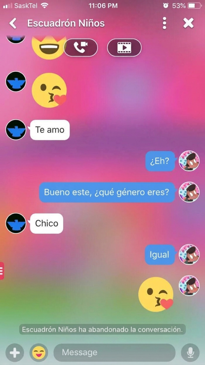 Conversación donde mujer expone hombre con mensajes de texto ridículos