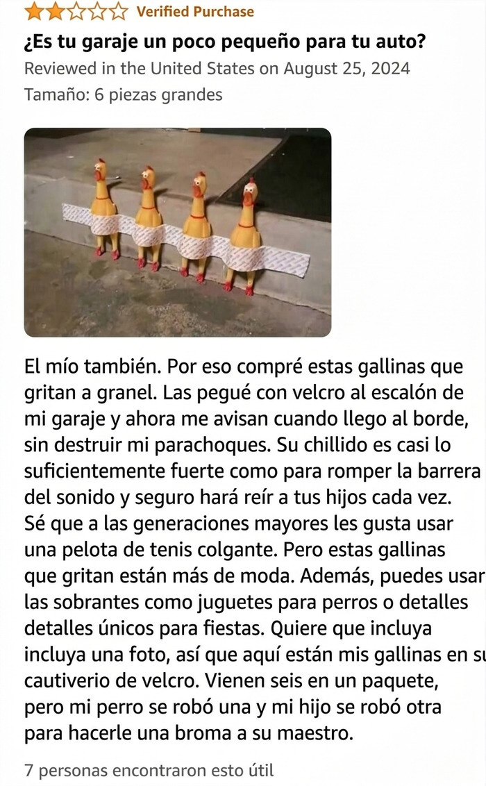 Reseña divertida sobre gallinas que gritan para alertar al estacionar el coche.