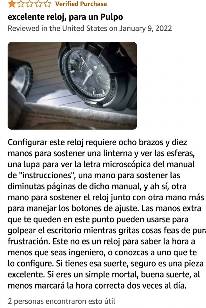 Reseña divertida de reloj complicado en Amazon con reloj negro en plano detalle