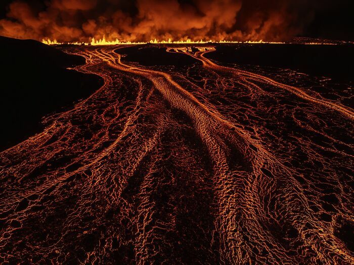 Mejor foto de lava fluyendo y fuego en volcán capturada en premios de fotografía