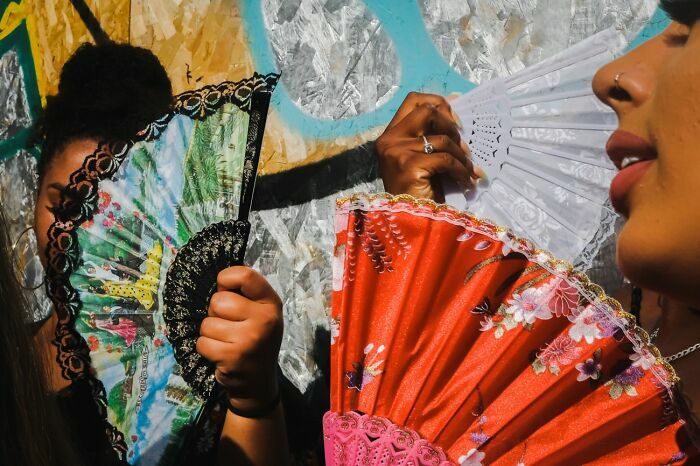 Personas con abanicos coloridos en primer plano en los Premios internacionales de fotografía Siena