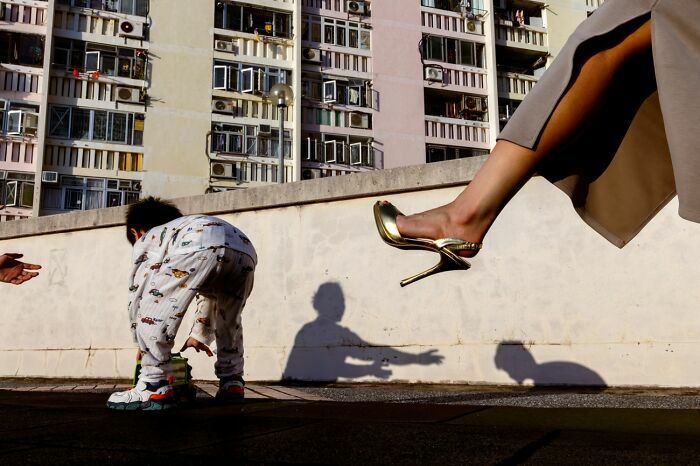 Foto ganadora de premios internacionales de fotografía Siena con sombra y zapato de tacón dorado
