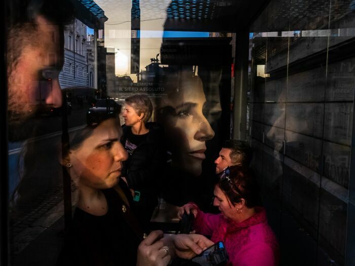 Fotografía premiada en premios internacionales de fotografía Siena con retrato y reflejos urbanos