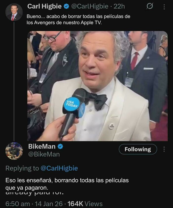 Captura de pantalla de redes sociales con memes y bromas sobre Mark Ruffalo y las películas de los Avengers.