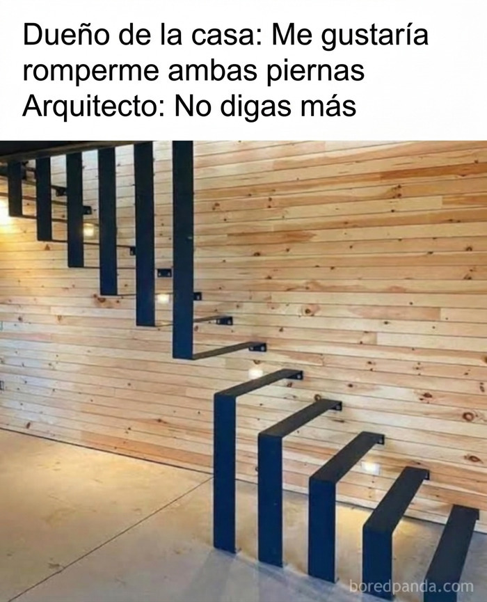 Diseño peligroso de escaleras voladas en madera como fallos de construcción absurdos.