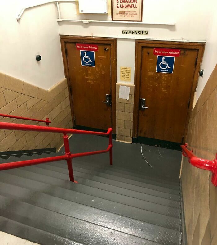 Escaleras que llevan a puertas sin rampa, un claro ejemplo de fallos de construcción.