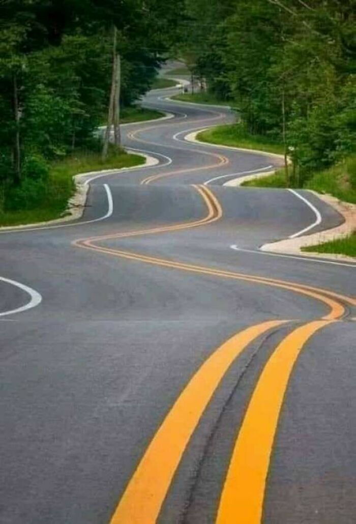 Carretera con curvas extremas e innecesarias que muestra insólitos fallos de construcción.