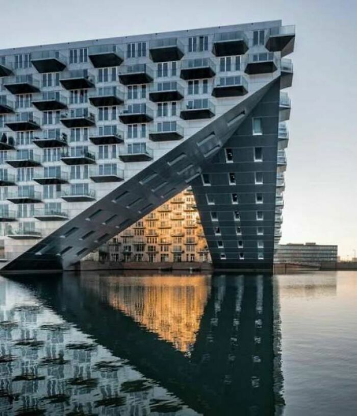 Edificio moderno con diseño inusual que parece uno de tantos fallos de construcción confusos.