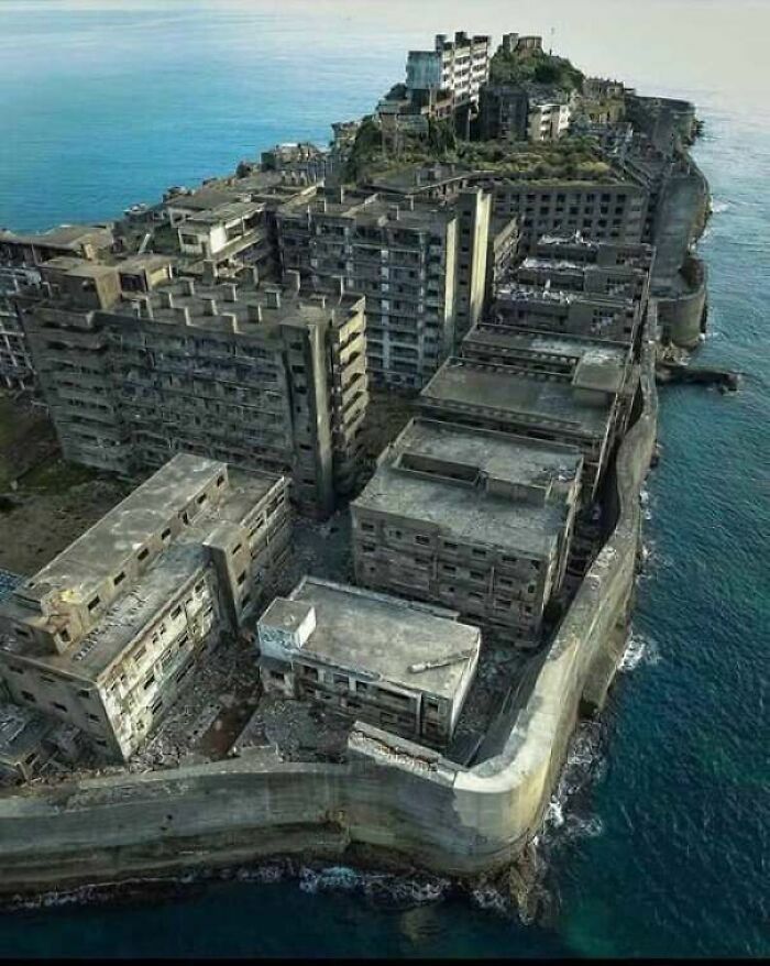 Vista aérea de una isla con edificios de hormigón abandonados, un ejemplo de fallos de construcción antiguos.