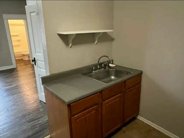Un mueble con fregadero instalado fuera de lugar en la pared, un insólito ejemplo de fallos de construcción.