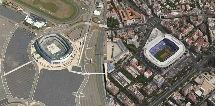 Vista aérea comparativa de estadios que muestra fallos de construcción en la planificación urbana.