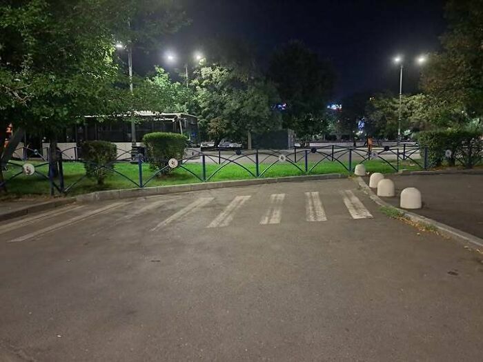 Paso de peatones mal diseñado que termina en una valla, uno de varios fallos de construcción absurdos.