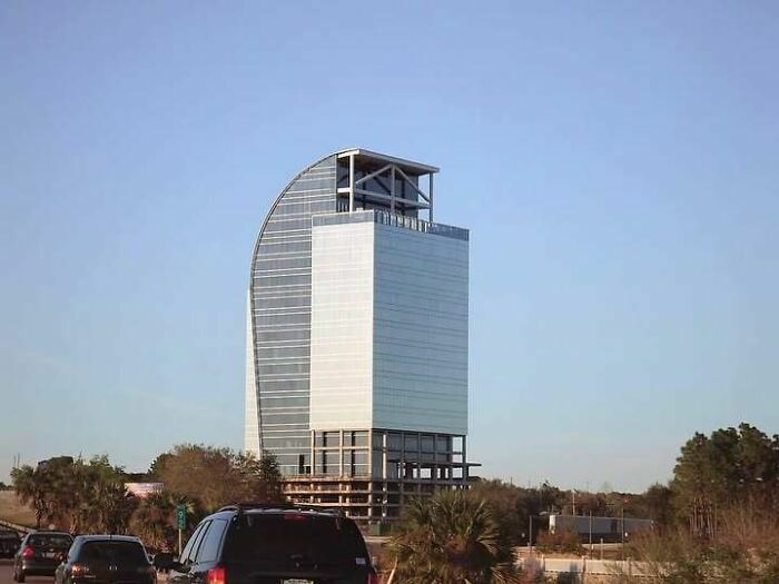 Rascacielos con un diseño arquitectónico extraño e inacabado, ejemplo llamativo de fallos de construcción.