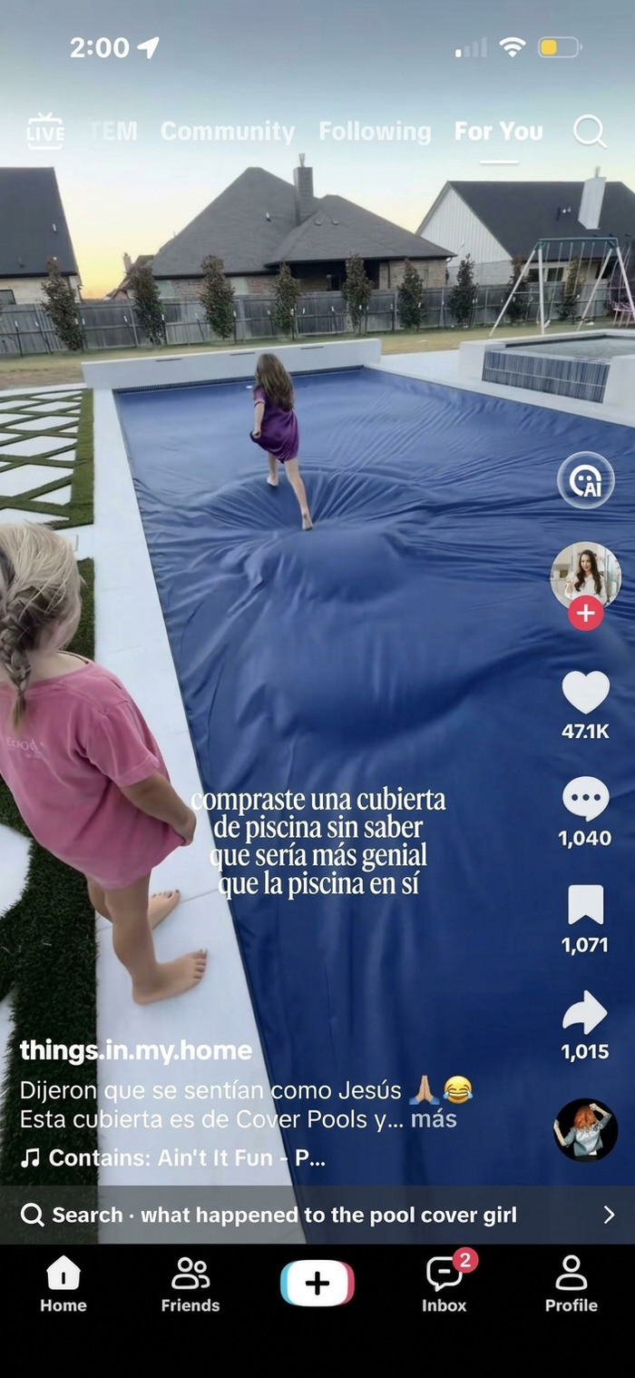 Niña caminando sobre una cubierta de piscina tensa en un video de redes sociales de influencers.