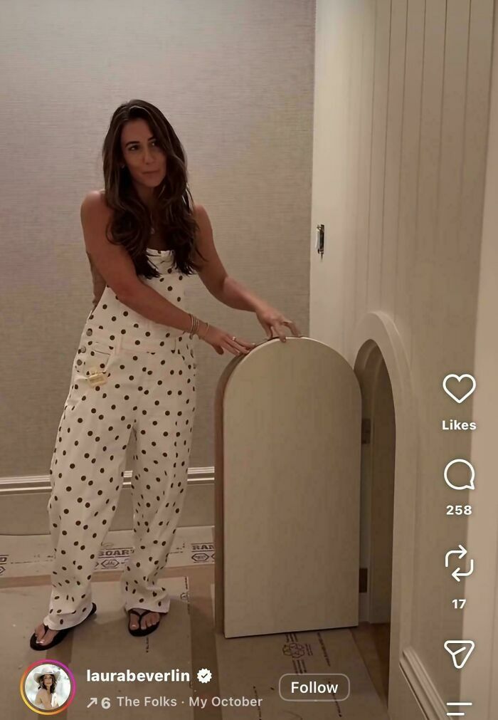 Influencers haciendo el ridículo abriendo una puerta diminuta en un pasillo mientras luce un enterizo