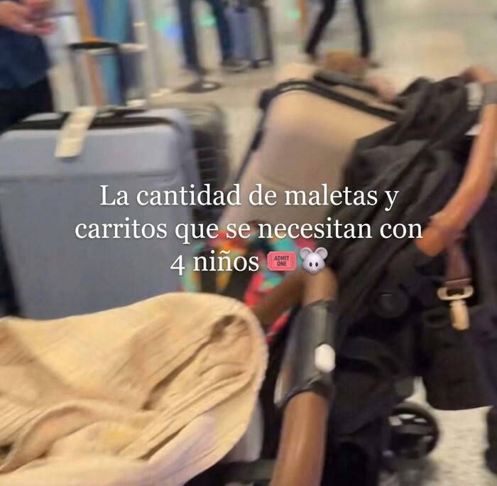 Influencers haciendo el ridículo mostrando una gran cantidad de maletas y carritos de bebé en el aeropuerto