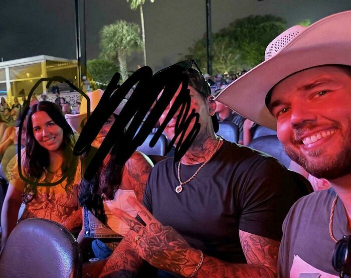 Grupo de influencers disfrutando de un evento nocturno al aire libre mientras se toman fotos.