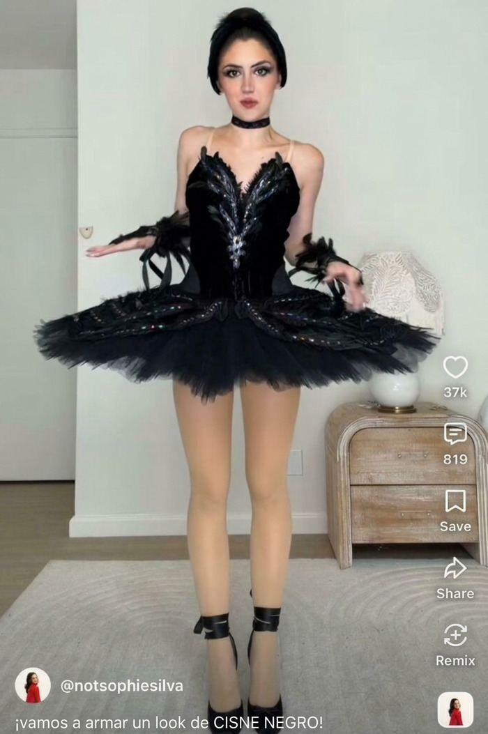 Influencers haciendo el ridículo vestida como un cisne negro para un video de redes sociales
