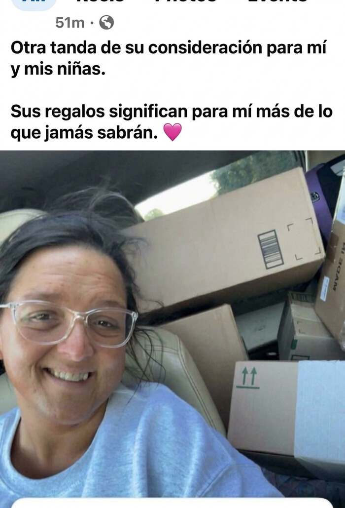 Influencers sonriendo junto a cajas de cartón en un coche tras recibir regalos.