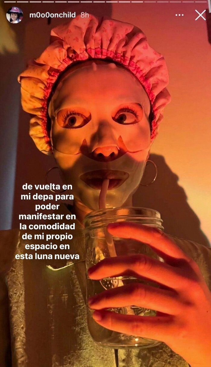 Influencers haciendo el ridículo con una máscara facial extravagante mientras sostiene un frasco de vidrio.