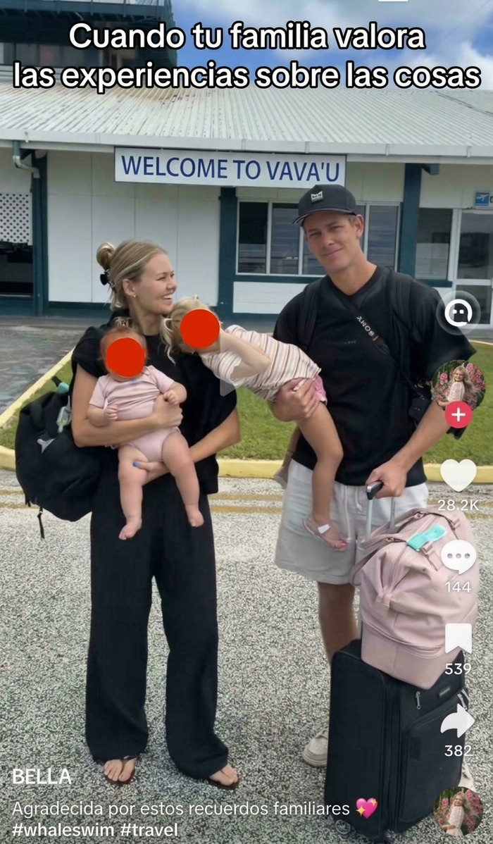 Familia de influencers haciendo el ridículo al posar cargando a sus hijos y maletas en un aeropuerto.