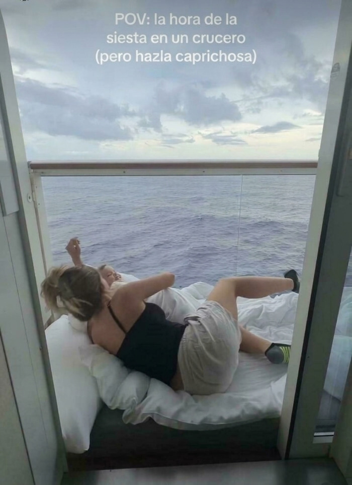Influencers haciendo el ridículo recostadas en el balcón de un crucero