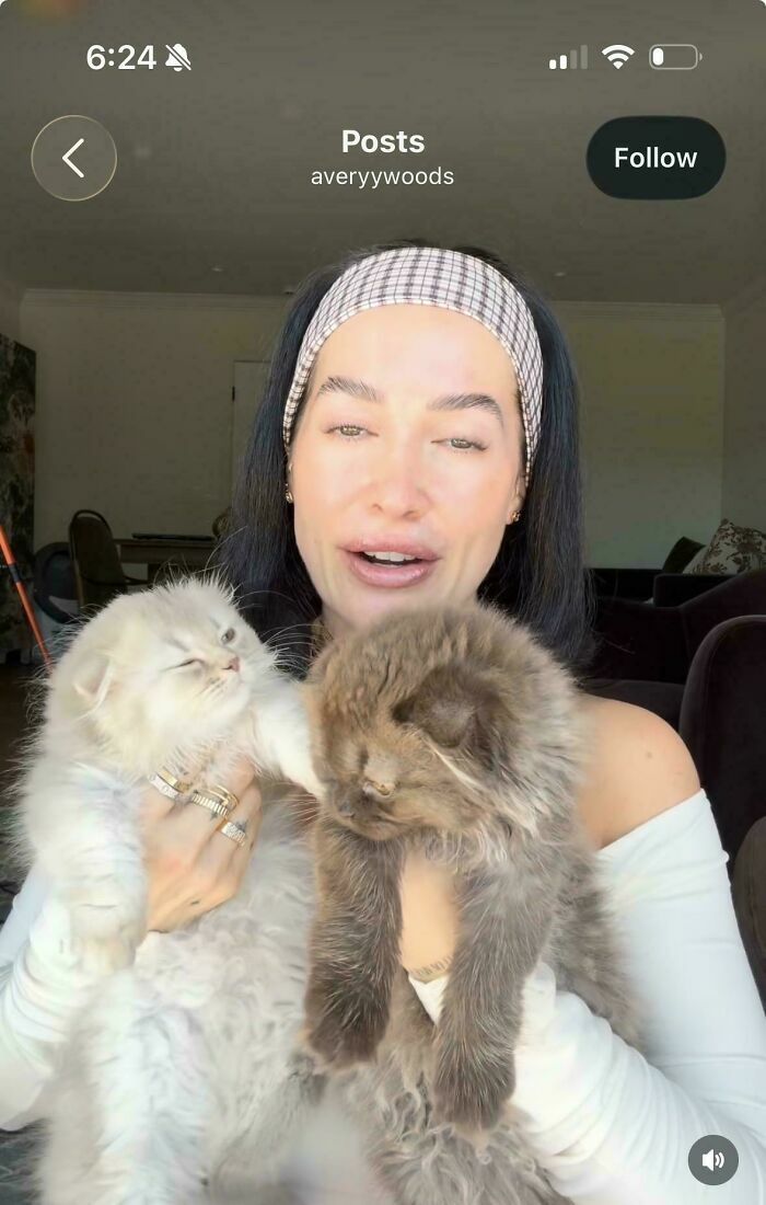 Una de las influencers cargando dos gatitos esponjosos para una publicación
