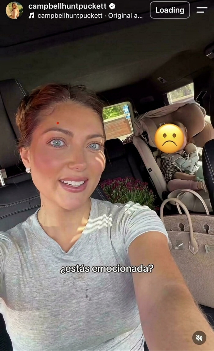 Influencers grabándose en el auto mientras viajan con sus hijos
