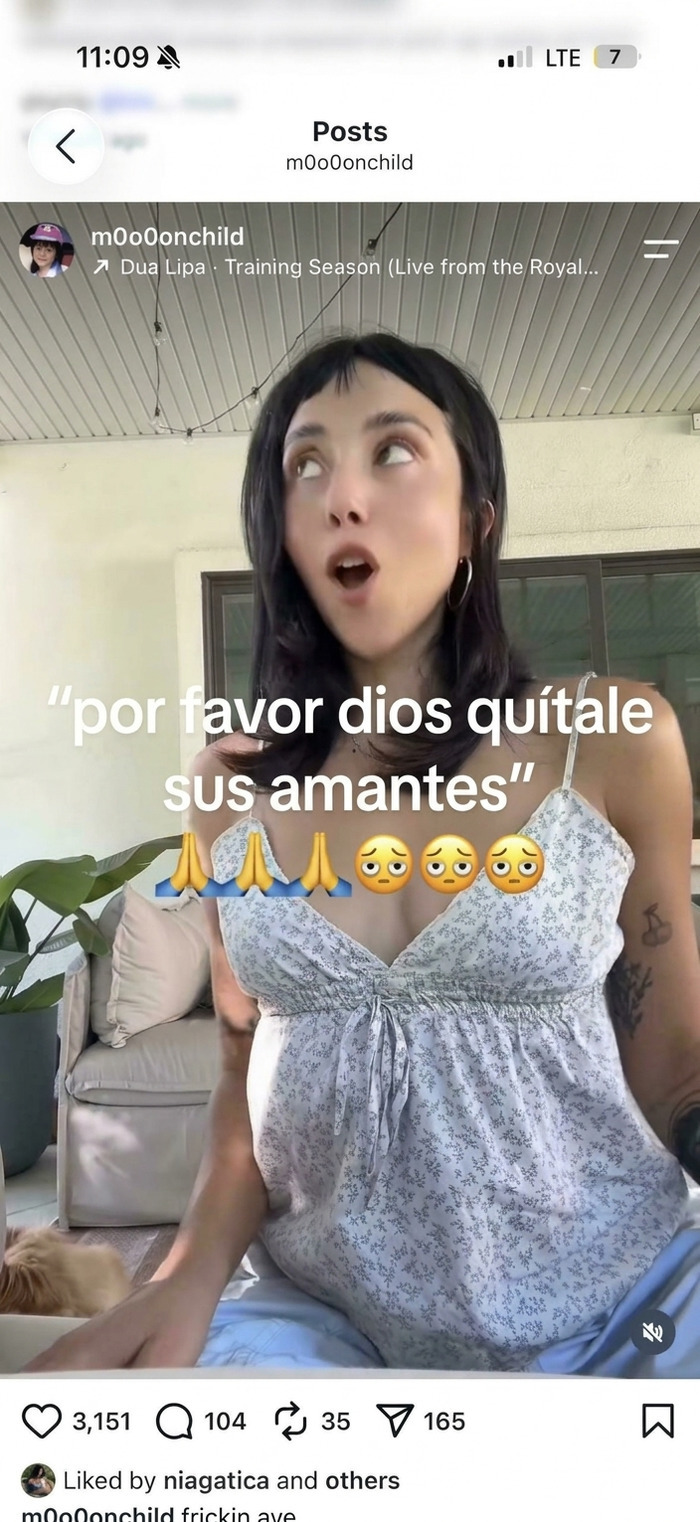 Captura de pantalla de influencers haciendo un video dramático para sus seguidores