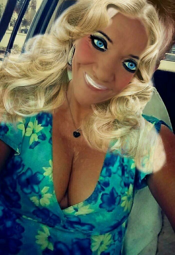 Selfie de una mujer rubia con ojos azules intensos en fotos tan retocadas con filtros digitales excesivos.