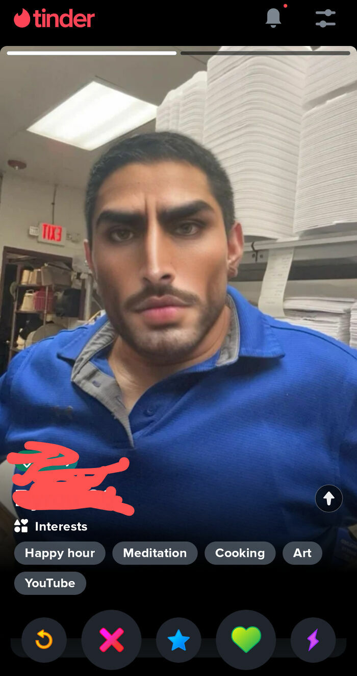 Captura de pantalla de perfil en Tinder con rostro masculino modificado con filtros y fotos retocadas.