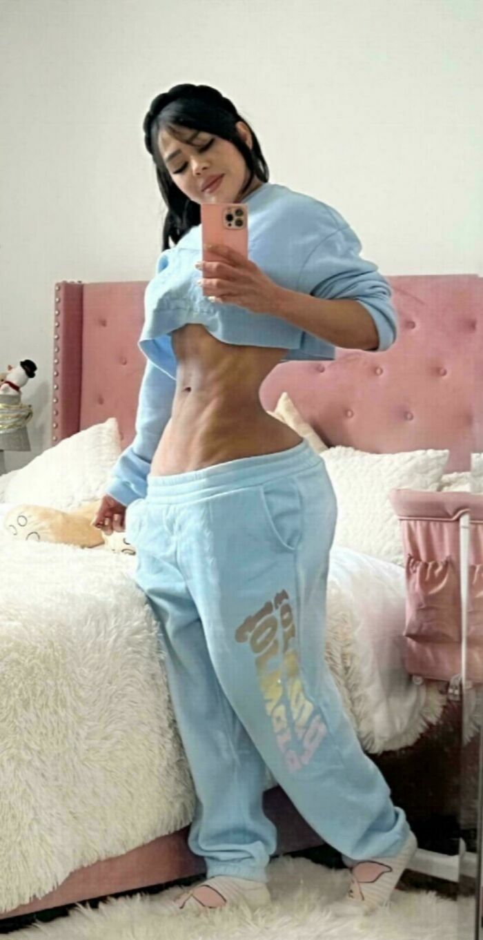 Mujer con cintura excesivamente estrecha en un selfie, entre fotos retocadas con edición extrema.