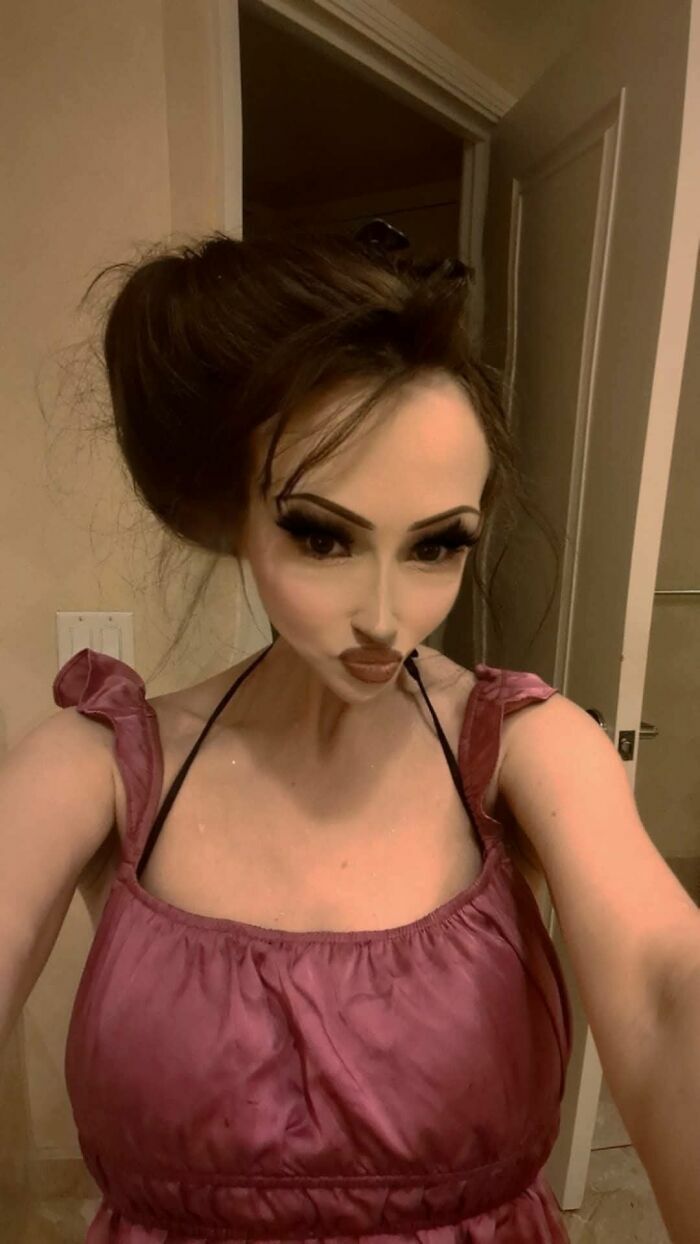 Selfie de mujer con rasgos faciales excesivamente editados, un ejemplo de fotos tan retocadas con edición digital.