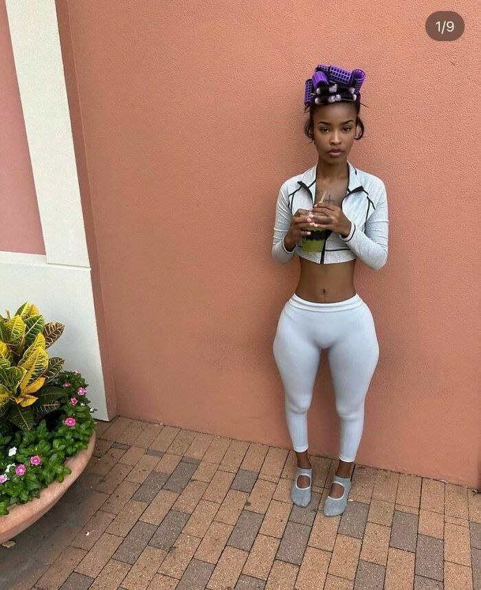 Chica con rulos y bebidas posa en fotos tan retocadas con una cintura irrealmente estrecha.